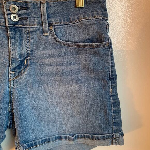 DENIZEN FROM LEVI’S Women’s Light Wash Stretch Cuffed Jean Shorts / Size: 4 - Picture 6 of 12